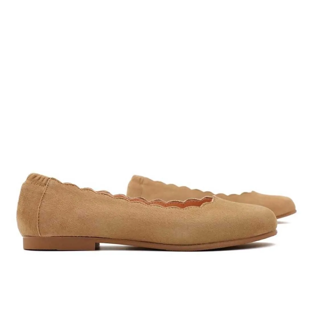 BAILARINA NIÑA ANTE ONDAS CAMEL