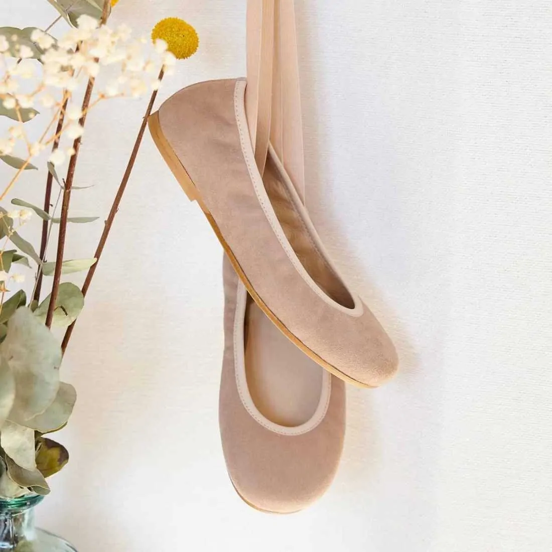 BAILARINA NIÑA ANTE CINTAS TOPO