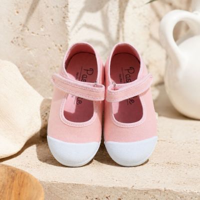 Zapatillas tipo mercedita de lona rosa nude para niñas